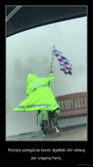 Policijos pareigūnas bando išgelbėti JAV vėliavą - per uraganą Harvį.