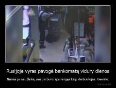 Rusijoje vyras pavogė bankomatą vidury dienos - Niekas jo neužlaikė, nes jis buvo apsirengęs kaip darbuotojas. Genialu.