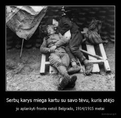 Serbų karys miega kartu su savo tėvu, kuris atėjo - jo aplankyti fronte netoli Belgrado, 1914/1915 metai