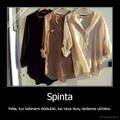 Spinta - Vieta, kur kabinami drabužiai, kai visos durų rankenos užimtos.
