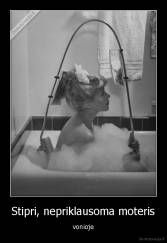 Stipri, nepriklausoma moteris - vonioje