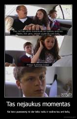 Tas nejaukus momentas - Kai tavo pusseserę vis dar laiko vaiku ir sodina tau ant kelių