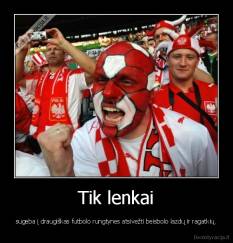 Tik lenkai - sugeba į draugiškas futbolo rungtynes atsivežti beisbolo lazdų ir ragatkių.