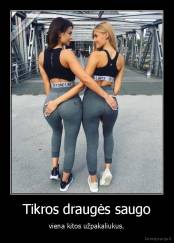 Tikros draugės saugo - viena kitos užpakaliukus.