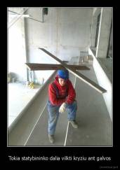 Tokia statybininko dalia vilkti kryziu ant galvos - 