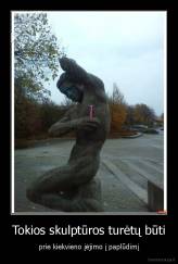 Tokios skulptūros turėtų būti - prie kiekvieno įėjimo į paplūdimį