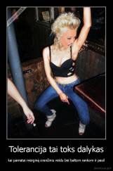 Tolerancija tai toks dalykas - kai pamatai merginą oranžiniu veidu bei baltom rankom ir pasil