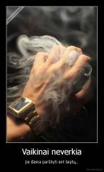 Vaikinai neverkia - jie išeina parūkyti ant laiptų..