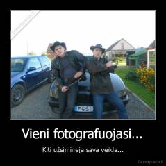 Vieni fotografuojasi... - Kiti užsimineja sava veikla...