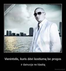 Vienintelis, kuris dėvi kostiumą be progos - ir dainuoja ne klasiką