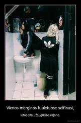 Vienos merginos tualetuose selfinasi, - kitos yra užaugusios rajone.