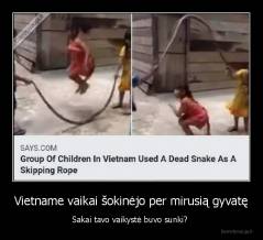 Vietname vaikai šokinėjo per mirusią gyvatę - Sakai tavo vaikystė buvo sunki? 