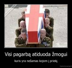 Visi pagarbą atiduoda žmogui - kuris yra nešamas kojom į priekį.