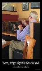 Vyras, atėjęs išgerti kavos su savo - mirusios žmonos nuotrauka