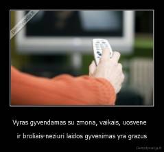 Vyras gyvendamas su zmona, vaikais, uosvene   - ir broliais-neziuri laidos gyvenimas yra grazus