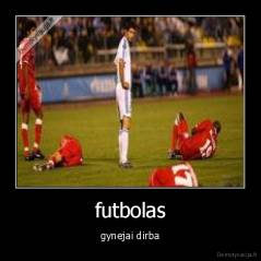 futbolas - gynejai dirba