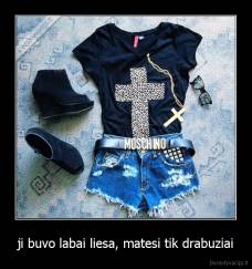 ji buvo labai liesa, matesi tik drabuziai - 