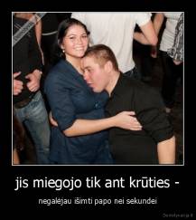 jis miegojo tik ant krūties - - negalėjau išimti papo nei sekundei