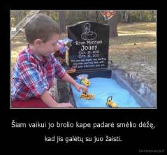 Šiam vaikui jo brolio kape padarė smėlio dėžę, - kad jis galėtų su juo žaisti.