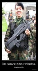 Šioje nuotraukoje matome mirtiną ginklą, - laikantį automatą.