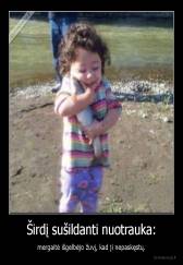 Širdį sušildanti nuotrauka: - mergaitė išgelbėjo žuvį, kad ji nepaskęstų.