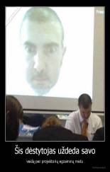 Šis dėstytojas uždeda savo - veidą per projektorių egzaminų metu