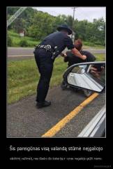 Šis pareigūnas visą valandą stūmė neįgaliojo - elektrinį vežimėlį, nes išseko šio bateriją ir vyras negalėjo grįžti namo.