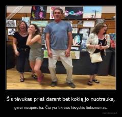 Šis tėvukas prieš darant bet kokią jo nuotrauką, - gerai nusiperdžia. Čia yra tikrasis tėvystės linksmumas.