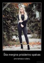 Šita mergina prisiderino spalvas - prie tamsaus rudens.