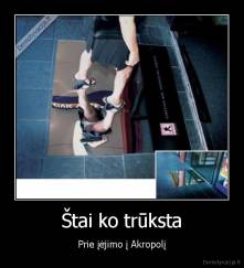 Štai ko trūksta - Prie įėjimo į Akropolį